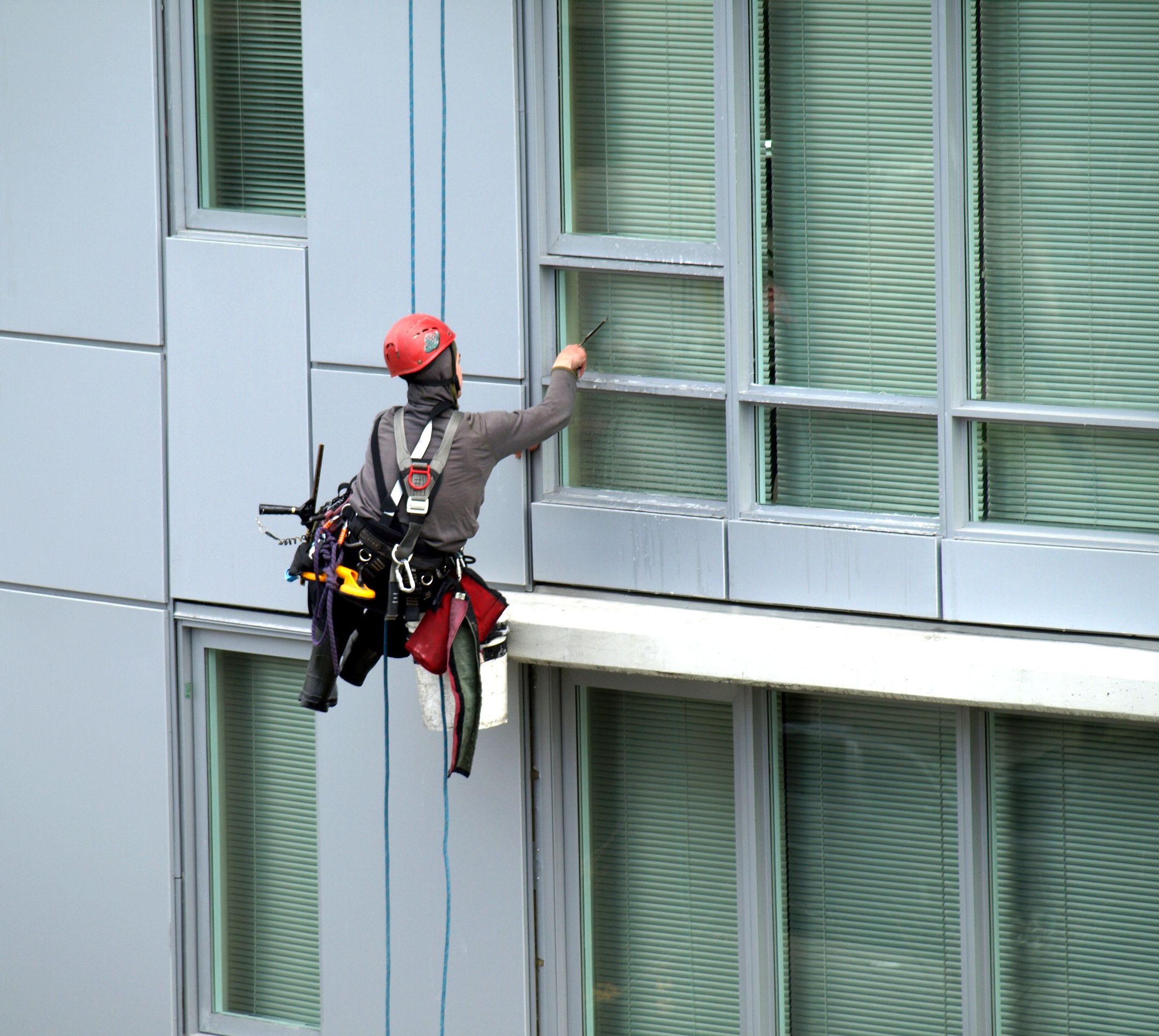Choose a Professional Building Cleaning Company in Mansfield, OH Instead of Doing It Yourself