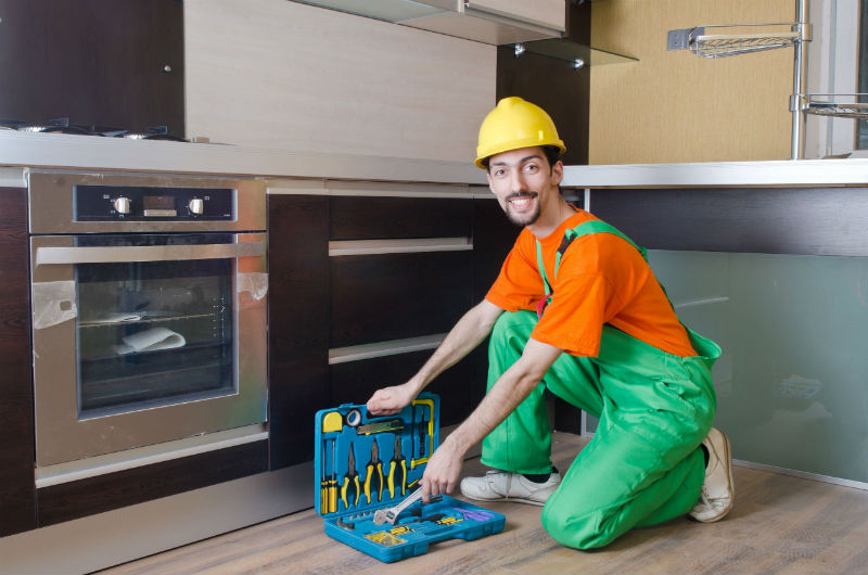 Four Signs That You Should Be Looking Into Oven Repair Service