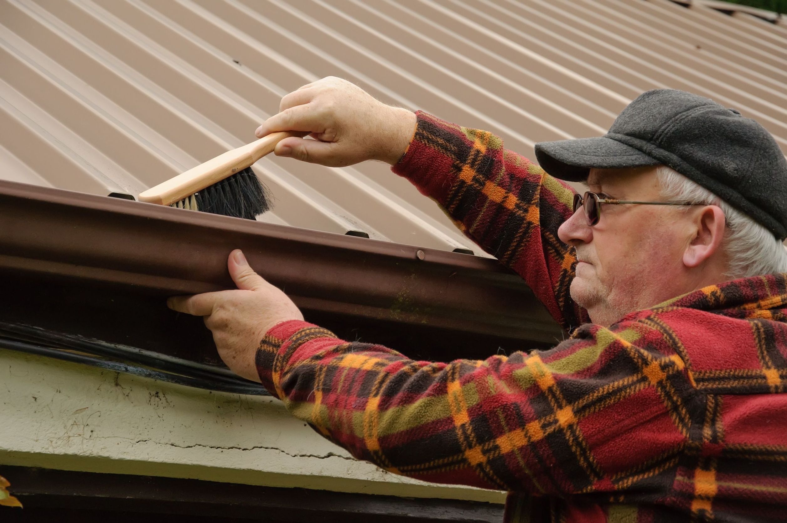 Companies That Provide Expert Gutter Cleaning in Fenton, MI Guarantee You’ll Be Happy
